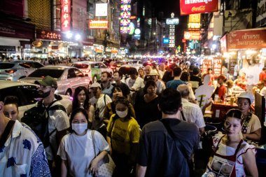 Bangkok, Tayland, 28 Kasım 2024 İnsanlar Çin Mahallesi 'ndeki ünlü gece pazarını ziyaret ediyor. Bölge canlı sokak hayatı, zengin kültür mirası ve hareketli gıda piyasalarıyla tanınıyor..