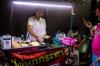 Bangkok, Tayland, 30 Kasım 2024 Çin Mahallesi gece pazarı. Bölge canlı sokak hayatı, zengin kültür mirası ve hareketli pazarlarıyla tanınıyor..