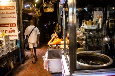 Bangkok, Tayland, 30 Kasım 2024 Çin Mahallesi gece pazarı. Bölge canlı sokak hayatı, zengin kültür mirası ve hareketli pazarlarıyla tanınıyor..