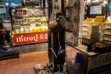 Bangkok, Tayland, 30 Kasım 2024 Çin Mahallesi gece pazarı. Bölge canlı sokak hayatı, zengin kültür mirası ve hareketli pazarlarıyla tanınıyor..