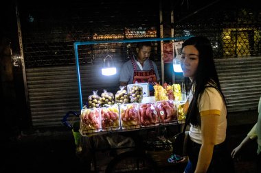 Bangkok, Tayland, 30 Kasım 2024 Çin Mahallesi gece pazarı. Bölge canlı sokak hayatı, zengin kültür mirası ve hareketli pazarlarıyla tanınıyor..