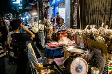 Bangkok, Tayland, 30 Kasım 2024 Çin Mahallesi gece pazarı. Bölge canlı sokak hayatı, zengin kültür mirası ve hareketli pazarlarıyla tanınıyor..