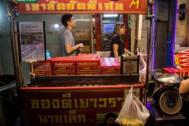 Bangkok, Tayland, 30 Kasım 2024 Çin Mahallesi gece pazarı. Bölge canlı sokak hayatı, zengin kültür mirası ve hareketli pazarlarıyla tanınıyor..