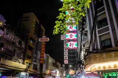 Bangkok, Tayland, 30 Kasım 2024 Çin Mahallesi gece pazarı. Bölge canlı sokak hayatı, zengin kültür mirası ve hareketli pazarlarıyla tanınıyor..