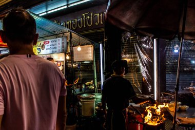 Bangkok, Tayland, 30 Kasım 2024 Çin Mahallesi gece pazarı. Bölge canlı sokak hayatı, zengin kültür mirası ve hareketli pazarlarıyla tanınıyor..