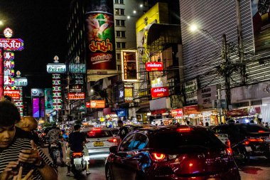 Bangkok, Tayland, 30 Kasım 2024 Çin Mahallesi gece pazarı. Bölge canlı sokak hayatı, zengin kültür mirası ve hareketli pazarlarıyla tanınıyor..