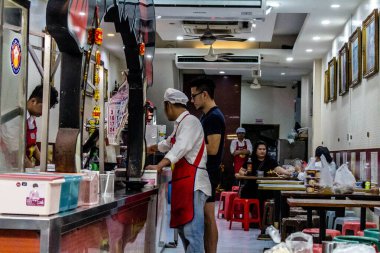 Bangkok, Tayland, 30 Kasım 2024 Çin Mahallesi gece pazarı. Bölge canlı sokak hayatı, zengin kültür mirası ve hareketli pazarlarıyla tanınıyor..