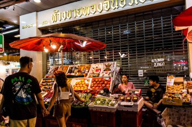 Bangkok, Tayland, 30 Kasım 2024 Çin Mahallesi gece pazarı. Bölge canlı sokak hayatı, zengin kültür mirası ve hareketli pazarlarıyla tanınıyor..