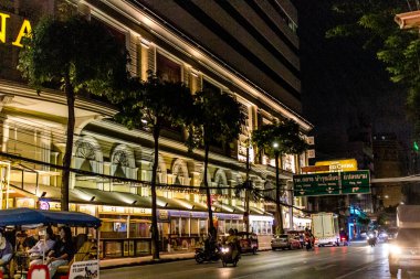 Bangkok, Tayland, 30 Kasım 2024 Çin Mahallesi gece pazarı. Bölge canlı sokak hayatı, zengin kültür mirası ve hareketli pazarlarıyla tanınıyor..