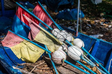 Koh Lanta, Tayland, 25 Aralık 2024 Tayland 'ın güney kıyısında geleneksel balıkçı teknesi. Balıkçılar yükselen gelgitin tekneleri alıp bütün gün işe gitmesini bekliyorlar..