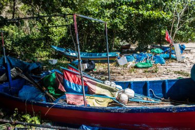 Koh Lanta, Tayland, 25 Aralık 2024 Tayland 'ın güney kıyısında geleneksel balıkçı teknesi. Balıkçılar yükselen gelgitin tekneleri alıp bütün gün işe gitmesini bekliyorlar..