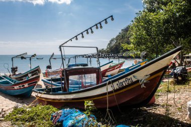 Koh Lanta, Tayland, 25 Aralık 2024 Tayland 'ın güney kıyısında geleneksel balıkçı teknesi. Balıkçılar yükselen gelgitin tekneleri alıp bütün gün işe gitmesini bekliyorlar..