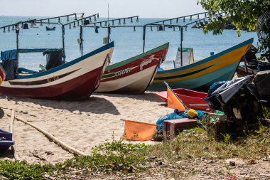Koh Lanta, Tayland, 25 Aralık 2024 Tayland 'ın güney kıyısında geleneksel balıkçı teknesi. Balıkçılar yükselen gelgitin tekneleri alıp bütün gün işe gitmesini bekliyorlar..