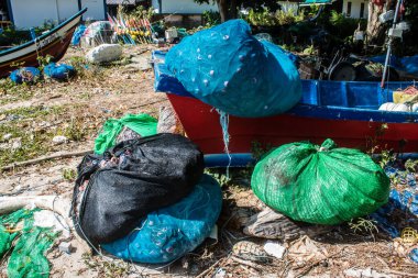 Koh Lanta, Tayland, 25 Aralık 2024 Tayland 'ın güney kıyısında geleneksel balıkçı teknesi. Balıkçılar yükselen gelgitin tekneleri alıp bütün gün işe gitmesini bekliyorlar..