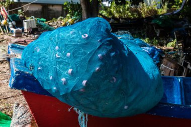 Koh Lanta, Tayland, 25 Aralık 2024 Tayland 'ın güney kıyısında geleneksel balıkçı teknesi. Balıkçılar yükselen gelgitin tekneleri alıp bütün gün işe gitmesini bekliyorlar..