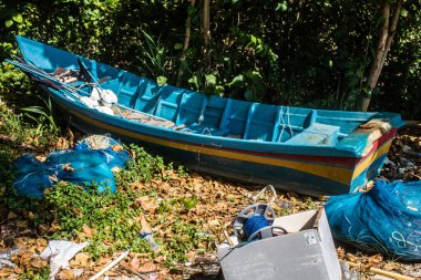 Koh Lanta, Tayland, 25 Aralık 2024 Tayland 'ın güney kıyısında geleneksel balıkçı teknesi. Balıkçılar yükselen gelgitin tekneleri alıp bütün gün işe gitmesini bekliyorlar..