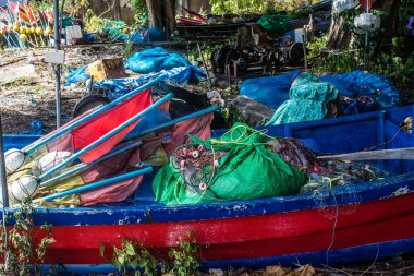 Koh Lanta, Tayland, 25 Aralık 2024 Tayland 'ın güney kıyısında geleneksel balıkçı teknesi. Balıkçılar yükselen gelgitin tekneleri alıp bütün gün işe gitmesini bekliyorlar..