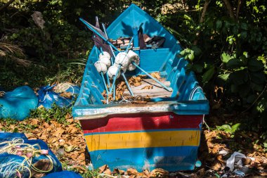 Koh Lanta, Tayland, 25 Aralık 2024 Tayland 'ın güney kıyısında geleneksel balıkçı teknesi. Balıkçılar yükselen gelgitin tekneleri alıp bütün gün işe gitmesini bekliyorlar..