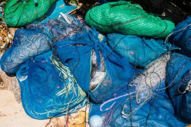 Koh Lanta, Tayland, 25 Aralık 2024 Tayland 'ın güney kıyısında geleneksel balıkçı teknesi. Balıkçılar yükselen gelgitin tekneleri alıp bütün gün işe gitmesini bekliyorlar..