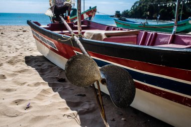 Koh Lanta, Tayland, 25 Aralık 2024 Tayland 'ın güney kıyısında geleneksel balıkçı teknesi. Balıkçılar yükselen gelgitin tekneleri alıp bütün gün işe gitmesini bekliyorlar..