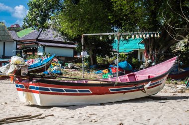 Koh Lanta, Tayland, 25 Aralık 2024 Tayland 'ın güney kıyısında geleneksel balıkçı teknesi. Balıkçılar yükselen gelgitin tekneleri alıp bütün gün işe gitmesini bekliyorlar..