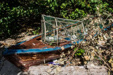 Koh Lanta, Tayland, 25 Aralık 2024 Tayland 'ın güney kıyısında geleneksel balıkçı teknesi. Balıkçılar yükselen gelgitin tekneleri alıp bütün gün işe gitmesini bekliyorlar..