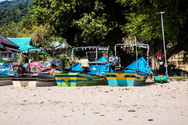 Koh Lanta, Tayland, 25 Aralık 2024 Tayland 'ın güney kıyısında geleneksel balıkçı teknesi. Balıkçılar yükselen gelgitin tekneleri alıp bütün gün işe gitmesini bekliyorlar..