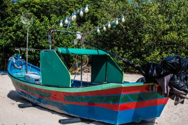 Koh Lanta, Tayland, 25 Aralık 2024 Tayland 'ın güney kıyısında geleneksel balıkçı teknesi. Balıkçılar yükselen gelgitin tekneleri alıp bütün gün işe gitmesini bekliyorlar..