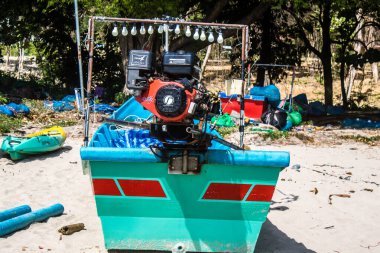 Koh Lanta, Tayland, 25 Aralık 2024 Tayland 'ın güney kıyısında geleneksel balıkçı teknesi. Balıkçılar yükselen gelgitin tekneleri alıp bütün gün işe gitmesini bekliyorlar..