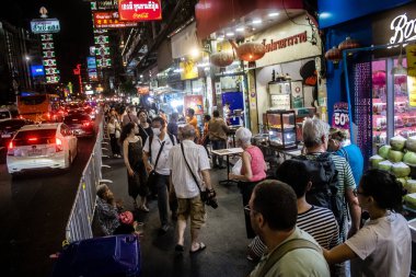 Bangkok, Tayland, 28 Kasım 2024 İnsanlar Çin Mahallesi 'ndeki ünlü gece pazarını ziyaret ediyor. Bölge canlı sokak hayatı, zengin kültür mirası ve hareketli gıda piyasalarıyla tanınıyor..