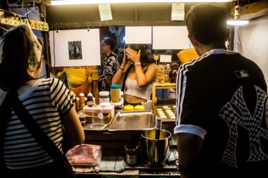 Bangkok, Tayland, 28 Kasım 2024 İnsanlar Çin Mahallesi 'ndeki ünlü gece pazarını ziyaret ediyor. Bölge canlı sokak hayatı, zengin kültür mirası ve hareketli gıda piyasalarıyla tanınıyor..