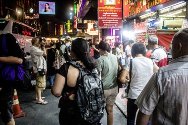 Bangkok, Tayland, 28 Kasım 2024 İnsanlar Çin Mahallesi 'ndeki ünlü gece pazarını ziyaret ediyor. Bölge canlı sokak hayatı, zengin kültür mirası ve hareketli gıda piyasalarıyla tanınıyor..