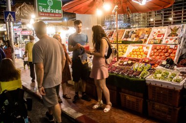 Bangkok, Tayland, 28 Kasım 2024 İnsanlar Çin Mahallesi 'ndeki ünlü gece pazarını ziyaret ediyor. Bölge canlı sokak hayatı, zengin kültür mirası ve hareketli gıda piyasalarıyla tanınıyor..