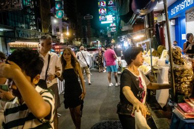 Bangkok, Tayland, 28 Kasım 2024 İnsanlar Çin Mahallesi 'ndeki ünlü gece pazarını ziyaret ediyor. Bölge canlı sokak hayatı, zengin kültür mirası ve hareketli gıda piyasalarıyla tanınıyor..