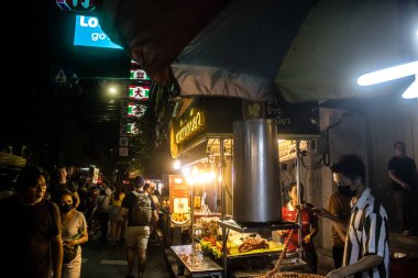 Bangkok, Tayland, 28 Kasım 2024 İnsanlar Çin Mahallesi 'ndeki ünlü gece pazarını ziyaret ediyor. Bölge canlı sokak hayatı, zengin kültür mirası ve hareketli gıda piyasalarıyla tanınıyor..