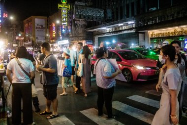 Bangkok, Tayland, 28 Kasım 2024 İnsanlar Çin Mahallesi 'ndeki ünlü gece pazarını ziyaret ediyor. Bölge canlı sokak hayatı, zengin kültür mirası ve hareketli gıda piyasalarıyla tanınıyor..