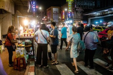 Bangkok, Tayland, 28 Kasım 2024 İnsanlar Çin Mahallesi 'ndeki ünlü gece pazarını ziyaret ediyor. Bölge canlı sokak hayatı, zengin kültür mirası ve hareketli gıda piyasalarıyla tanınıyor..