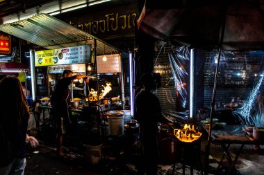 Bangkok, Tayland, 28 Kasım 2024 İnsanlar Çin Mahallesi 'ndeki ünlü gece pazarını ziyaret ediyor. Bölge canlı sokak hayatı, zengin kültür mirası ve hareketli gıda piyasalarıyla tanınıyor..