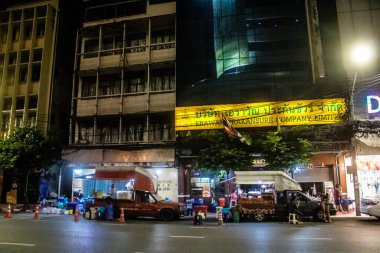 Bangkok, Tayland, 28 Kasım 2024 İnsanlar Çin Mahallesi 'ndeki ünlü gece pazarını ziyaret ediyor. Bölge canlı sokak hayatı, zengin kültür mirası ve hareketli gıda piyasalarıyla tanınıyor..