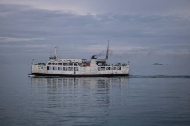Koh Samui, Tayland, 5 Aralık 2024 düzenli olarak Koh Samui rıhtımına yanaşır. Tekneler adalar ve anakara arasında seyahat ederek turistleri bırakırlar..