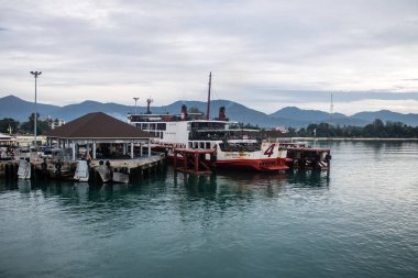 Koh Samui, Tayland, 5 Aralık 2024 düzenli olarak Koh Samui rıhtımına yanaşır. Tekneler adalar ve anakara arasında seyahat ederek turistleri bırakırlar..