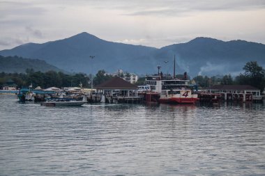 Koh Samui, Tayland, 5 Aralık 2024 düzenli olarak Koh Samui rıhtımına yanaşır. Tekneler adalar ve anakara arasında seyahat ederek turistleri bırakırlar..