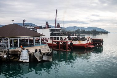 Koh Samui, Tayland, 5 Aralık 2024 düzenli olarak Koh Samui rıhtımına yanaşır. Tekneler adalar ve anakara arasında seyahat ederek turistleri bırakırlar..