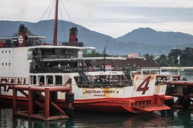 Koh Samui, Tayland, 5 Aralık 2024 düzenli olarak Koh Samui rıhtımına yanaşır. Tekneler adalar ve anakara arasında seyahat ederek turistleri bırakırlar..