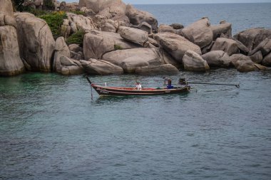 Koh Samui, Tayland, 5 Aralık 2024 düzenli olarak Koh Samui rıhtımına yanaşır. Tekneler adalar ve anakara arasında seyahat ederek turistleri bırakırlar..