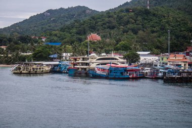 Koh Samui, Tayland, 5 Aralık 2024 düzenli olarak Koh Samui rıhtımına yanaşır. Tekneler adalar ve anakara arasında seyahat ederek turistleri bırakırlar..