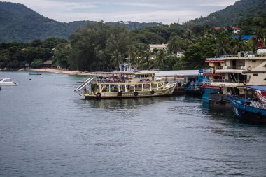 Koh Samui, Tayland, 5 Aralık 2024 düzenli olarak Koh Samui rıhtımına yanaşır. Tekneler adalar ve anakara arasında seyahat ederek turistleri bırakırlar..