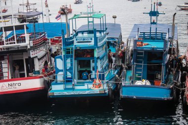 Koh Samui, Tayland, 5 Aralık 2024 düzenli olarak Koh Samui rıhtımına yanaşır. Tekneler adalar ve anakara arasında seyahat ederek turistleri bırakırlar..