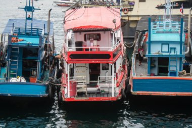 Koh Samui, Tayland, 5 Aralık 2024 düzenli olarak Koh Samui rıhtımına yanaşır. Tekneler adalar ve anakara arasında seyahat ederek turistleri bırakırlar..