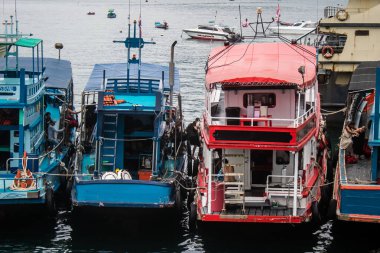 Koh Samui, Tayland, 5 Aralık 2024 düzenli olarak Koh Samui rıhtımına yanaşır. Tekneler adalar ve anakara arasında seyahat ederek turistleri bırakırlar..